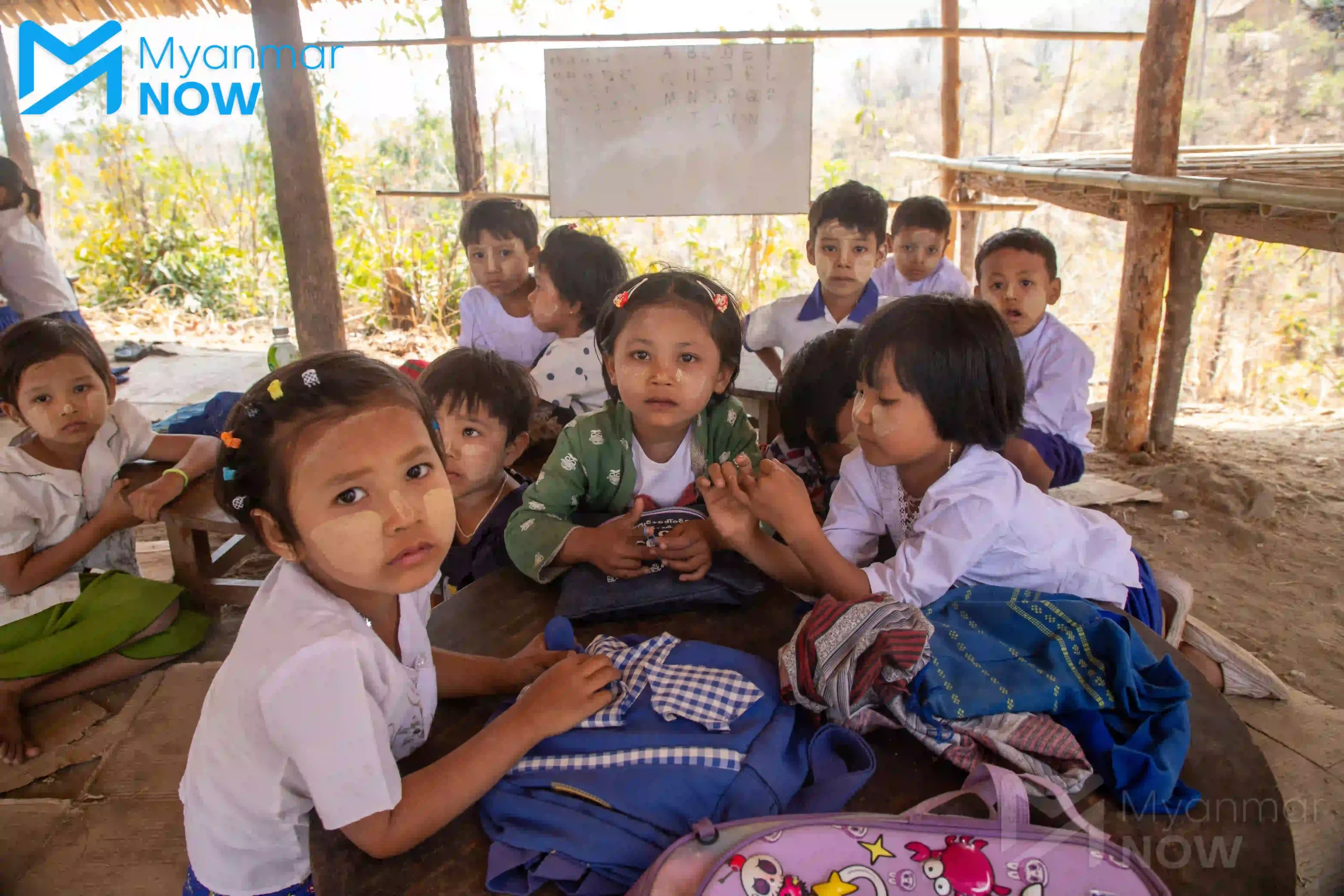 ယခုနှစ် မတ်လက နိုင်ငံအလယ်ပိုင်း မကွေးတိုင်း ပခုက္ကူခရိုင် ပေါက်မြို့နယ်ရှိ တောတောင်အတွင်း နေထိုင်နေကြရသည့် စစ်ရှောင်ကလေးငယ်များ စာသင်ကြားနေကြစဉ်။ (ဓာတ်ပုံ- မိုးဦး) 