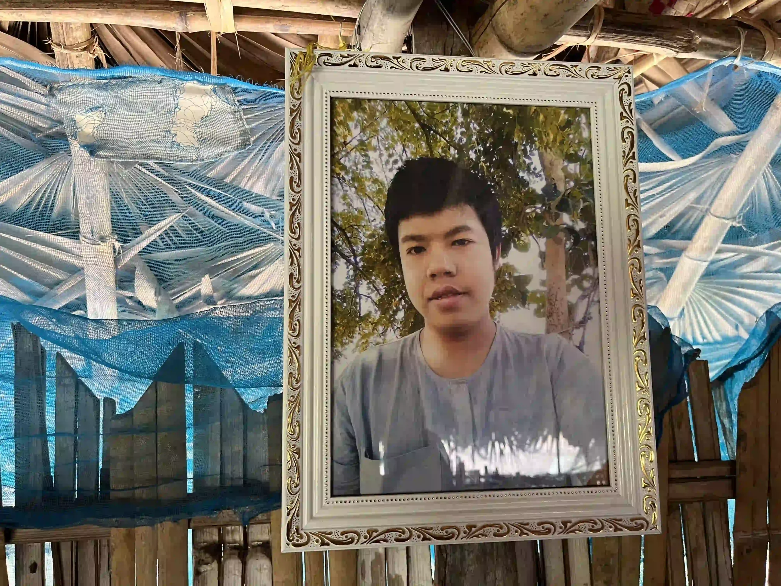 နာရေးအခမ်းအနားမှာ တွေ့ရတဲ့ အသက် ၂၄ နှစ်အရွယ် ရဲဘော်ဟိုက်ဝေးရဲ့ ဓာတ်ပုံ။ (ဓာတ်ပုံ- ပန်းချီ)