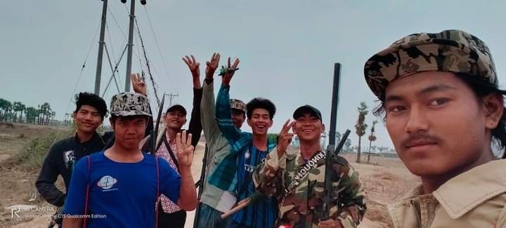 မိုင်းဘီးလူးအဖွဲ့မှာရှိစဉ်က  အပြာရောင်တီရှပ် ဝတ်ဆင်ထားတဲ့ ရဲဘော်ဟိုက်ဝေးနဲ့ တခြားရဲဘော်တွေ။ (ဓာတ်ပုံ- ပေးပို့) 