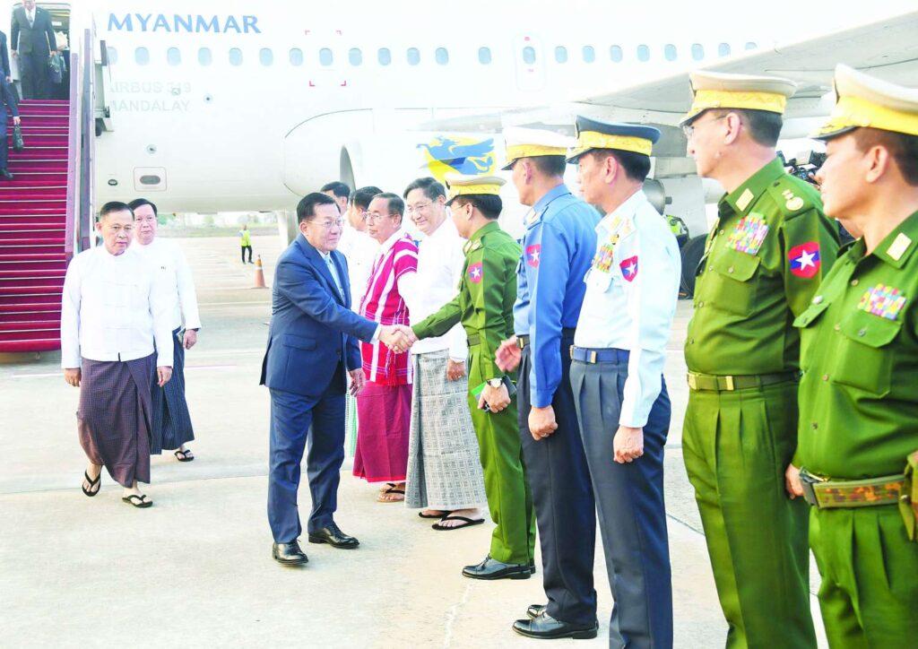 ဗိုလ်ချုပ်နှင့်အထက်အဆင့် စစ်အရာရှိများသည် ၁၀ နှစ်သက်တမ်းရှိသည့် နိုင်ငံကူးလက်မှတ် ကိုင်ဆောင်ခွင့်ရကြသည်။