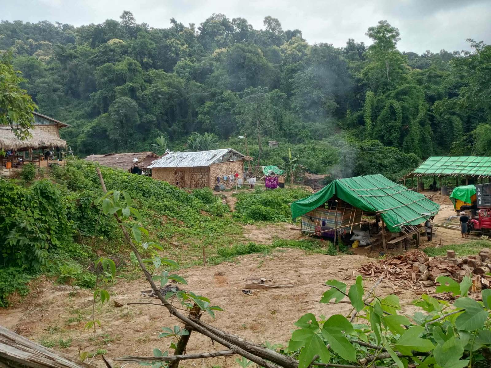 မိုင်းတုံးတာကြီးရွာ ဗုံးကြဲခံရသော ရွှေလုပ်ကွက်နေရာအား တွေ့ရစဉ်။ (ဓာတ်ပုံ-ပေးပို့)
