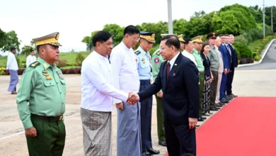 ရုရှားနိုင်ငံသို့ ခရီးသွားမည့် စစ်ခေါင်းဆောင် ဦးမင်းအောင်လှိုင်ကို သတိဆွဲအလေးပြုနေသည့် ဗိုလ်ချုပ်ကြီး ရဲဝင်းဦး ( ဝဲ အစွန်) ကို နေပြည်တော် လေဆိပ်တွင် ဩဂုတ်လ ၁၇ ရက်ကတွေ့ရစဉ်။ (ဓာတ်ပုံ- စစ်တပ်ထိန်းချုပ်မီဒီယာ)