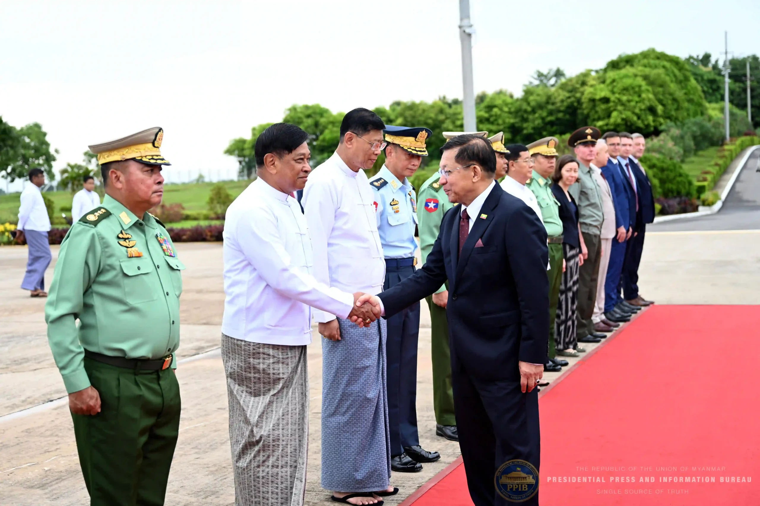 ရုရှားနိုင်ငံသို့ ခရီးသွားမည့် စစ်ခေါင်းဆောင် ဦးမင်းအောင်လှိုင်ကို သတိဆွဲအလေးပြုနေသည့် ဗိုလ်ချုပ်ကြီး ရဲဝင်းဦး ( ဝဲ အစွန်) ကို နေပြည်တော် လေဆိပ်တွင် ဩဂုတ်လ ၁၇ ရက်ကတွေ့ရစဉ်။ (ဓာတ်ပုံ- စစ်တပ်ထိန်းချုပ်မီဒီယာ)