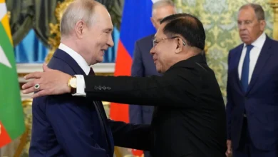 ရုရှားသမ္မတ ဗလာဒီမီယာ ပူတင် မြန်မာအာဏာသိမ်းစစ်ခေါင်းဆောင် ဦးမင်းအောင်လှိုင်ကို မော်စကိုရှိ ဂရင်းကရင်မလင်နန်းတော်၌ ၂၀၂၆ ဩဂုတ်လ ၁၈ ရက်နေ့က ကြိုဆိုနှုတ်ဆက်စဉ်။ စစ်ခေါင်းဆောင်သည် သူ့ကိုယ်သူ သမ္မတခန့်အပ်ပြီးနောက်ပိုင်း ရုရှားသို့ ပထမဆုံးအကြိမ်အဖြစ် တရားဝင်သွားရောက်ခဲ့သည်။ (ဓာတ်ပုံ- EPA)