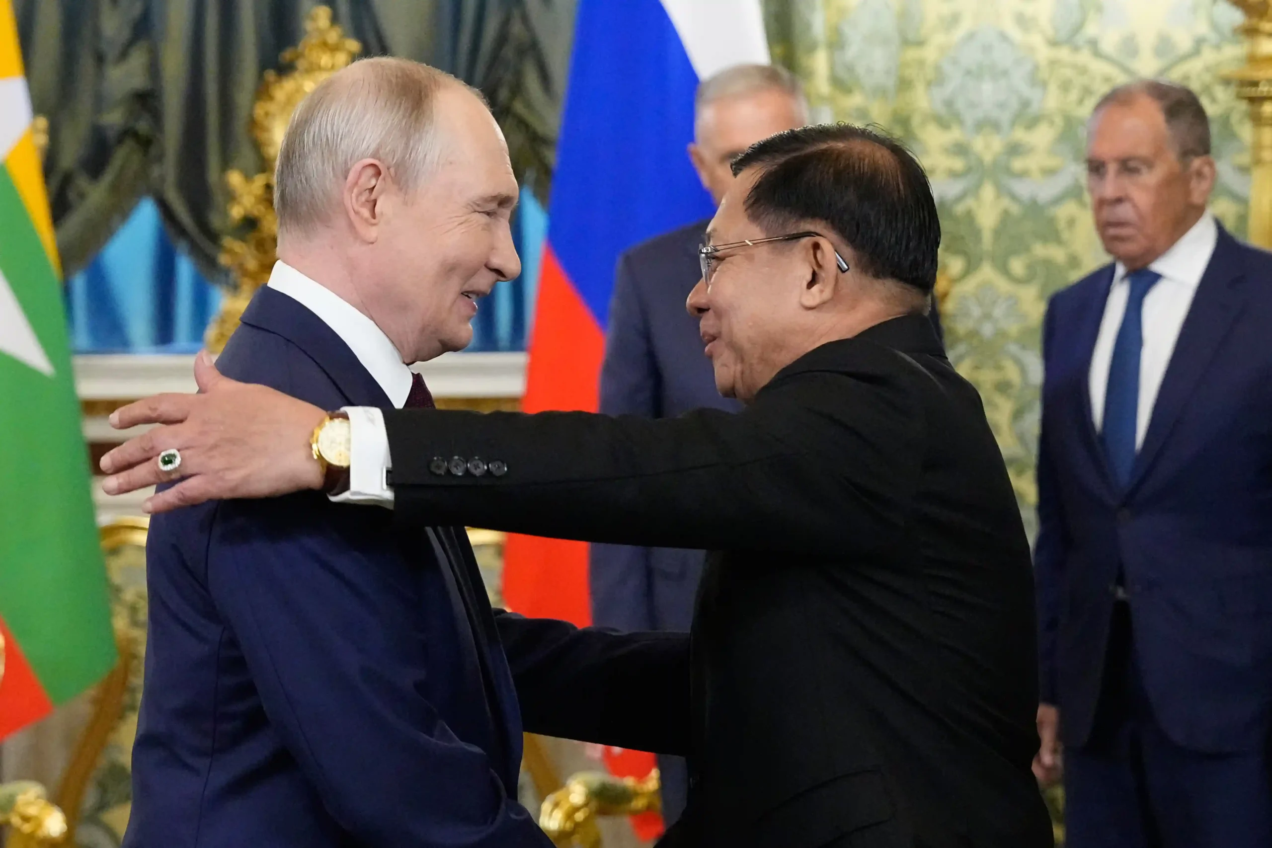 ရုရှားသမ္မတ ဗလာဒီမီယာ ပူတင် မြန်မာအာဏာသိမ်းစစ်ခေါင်းဆောင် ဦးမင်းအောင်လှိုင်ကို မော်စကိုရှိ ဂရင်းကရင်မလင်နန်းတော်၌ ၂၀၂၆ ဩဂုတ်လ ၁၈ ရက်နေ့က ကြိုဆိုနှုတ်ဆက်စဉ်။ စစ်ခေါင်းဆောင်သည် သူ့ကိုယ်သူ သမ္မတခန့်အပ်ပြီးနောက်ပိုင်း ရုရှားသို့ ပထမဆုံးအကြိမ်အဖြစ် တရားဝင်သွားရောက်ခဲ့သည်။    (ဓာတ်ပုံ-  EPA)
