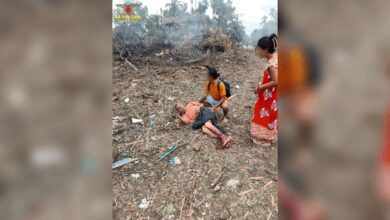 သြဂုတ် ၁၀ ရက် သံတွဲကို ဗုံးကြဲတိုက်ခိုက်မှုအတွင်း လူထိခိုက်မှုများကိုတွေ့ရစဥ်။ ဓာတ်ပုံ-AA info desk