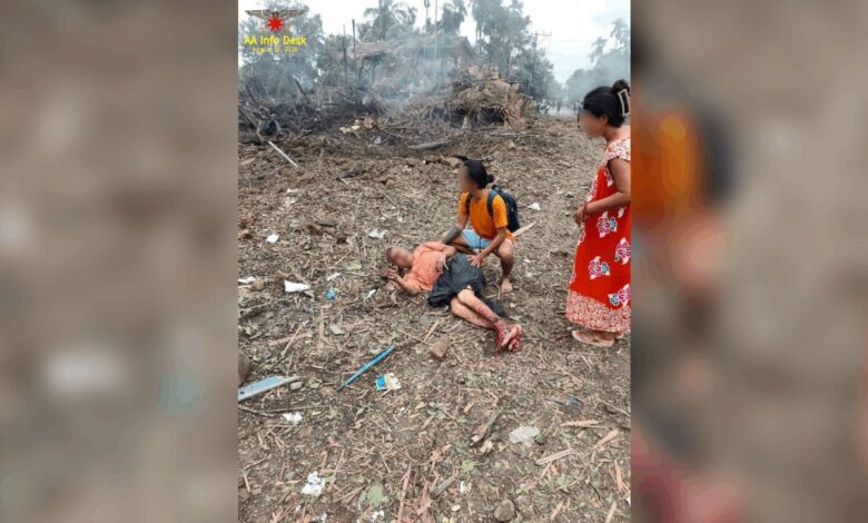 သြဂုတ် ၁၀ ရက် သံတွဲကို ဗုံးကြဲတိုက်ခိုက်မှုအတွင်း လူထိခိုက်မှုများကိုတွေ့ရစဥ်။ ဓာတ်ပုံ-AA info desk