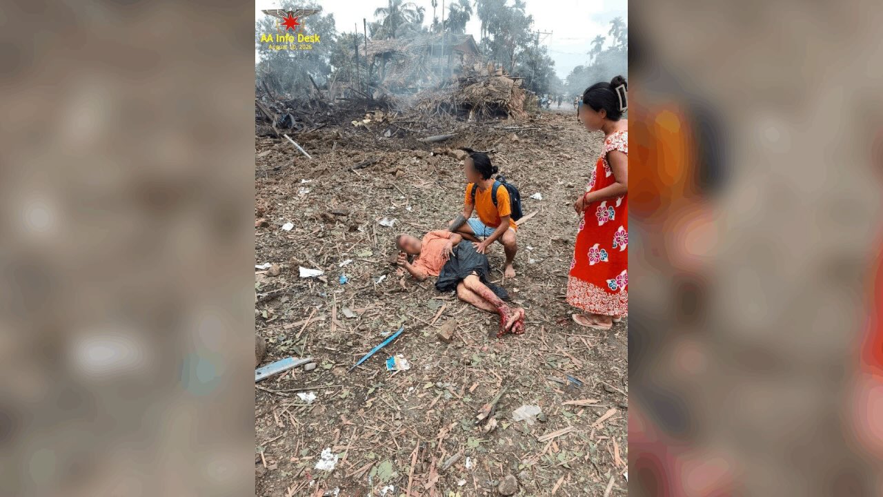 သြဂုတ် ၁၀ ရက် သံတွဲကို ဗုံးကြဲတိုက်ခိုက်မှုအတွင်း လူထိခိုက်မှုများကိုတွေ့ရစဥ်။ ဓာတ်ပုံ-AA info desk