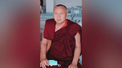 ပလဖ ဖမ်းဆီးစစ်ဆေးနေစဉ် ပျံလွန်တော်မူခဲ့သည့် သက်တော် ၅၂ နှစ်အရွယ် ဦးက္ကန္ဒာစာရ ဓာတ်ပုံကို စစ်တပ်ဝါဒဖြန့်သူများက ဖြန့်ဝေထားကြသည်။