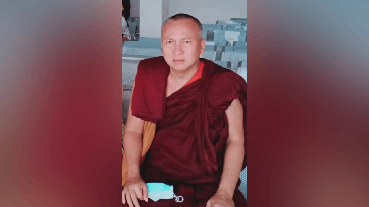 ပလဖ ဖမ်းဆီးစစ်ဆေးနေစဉ် ပျံလွန်တော်မူခဲ့သည့် သက်တော် ၅၂ နှစ်အရွယ် ဦးဣန္ဒာစာရ ဓာတ်ပုံကို စစ်တပ်ဝါဒဖြန့်သူများက ဖြန့်ဝေထားကြသည်။
