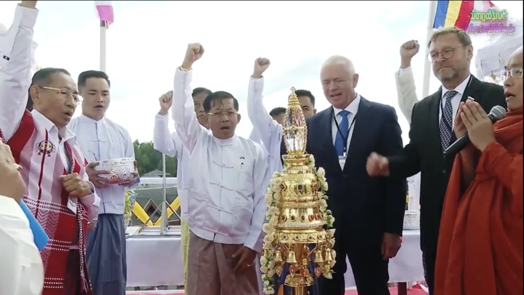 စစ်ခေါင်းဆောင်နှင့်ရုရှားကာကွယ်ရေးဒုဝန်ကြီးတို့သည့် ‘အောင်ပြီ၊အောင်ပြီ၊အောင်ပြီ’ ဟု မော်စကိုမှ ရွှေစည်းခုံစေတီတော်ထက်ကြွေးကြော်ခဲ့ကြသည်။