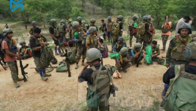 စစ်တပ်စစ်ကြောင်းကို ပြန်လည်တိုက်ခိုက်နေသော တော်လှန်ရေးပူးပေါင်းတပ်ဖွဲ့ဝင်များကို ဩဂုတ်လ ၁၄ ရက်က တွေ့ရစဉ်။ (ဓာတ်ပုံ-တင်စိုး-အညာမြေ)