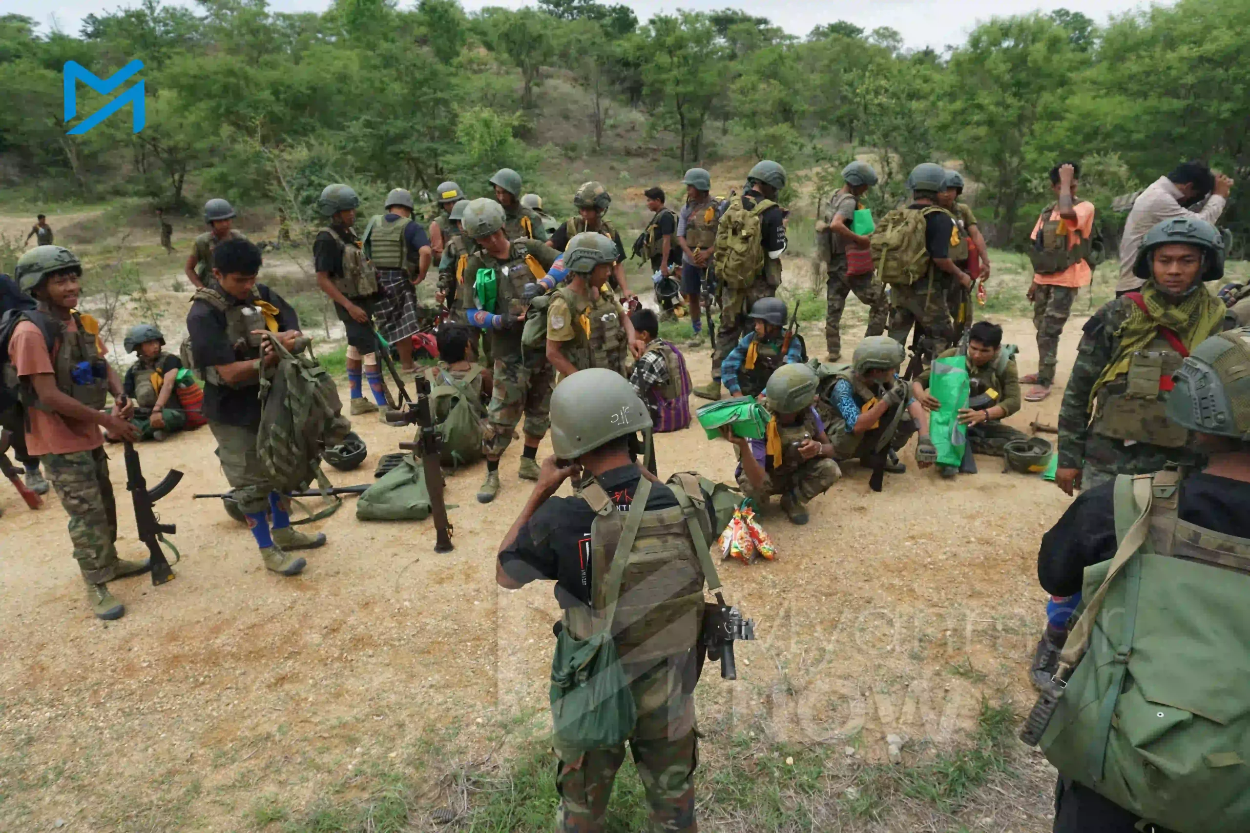 စစ်တပ်စစ်ကြောင်းကို ပြန်လည်တိုက်ခိုက်နေသော တော်လှန်ရေးပူးပေါင်းတပ်ဖွဲ့ဝင်များကို ဩဂုတ်လ ၁၄ ရက်က တွေ့ရစဉ်။ (ဓာတ်ပုံ-တင်စိုး-အညာမြေ)
