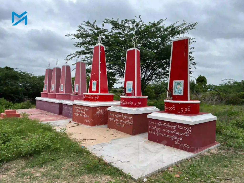 ခင်ဦးနယ် နေရာတစ်ခုမှာ ကျဆုံးရဲဘော်တွေ အမှတ်တရ ကျောက်တိုင်တွေကို တွေ့နိုင်ပြီး  ရဲဘော်ဟိုက်ဝေးအမှတ်တရ ကျောက်တိုင် (ညာအစွန်) ဖြစ်ပါတယ်။(ဓာတ်ပုံ- ပန်းချီ) 