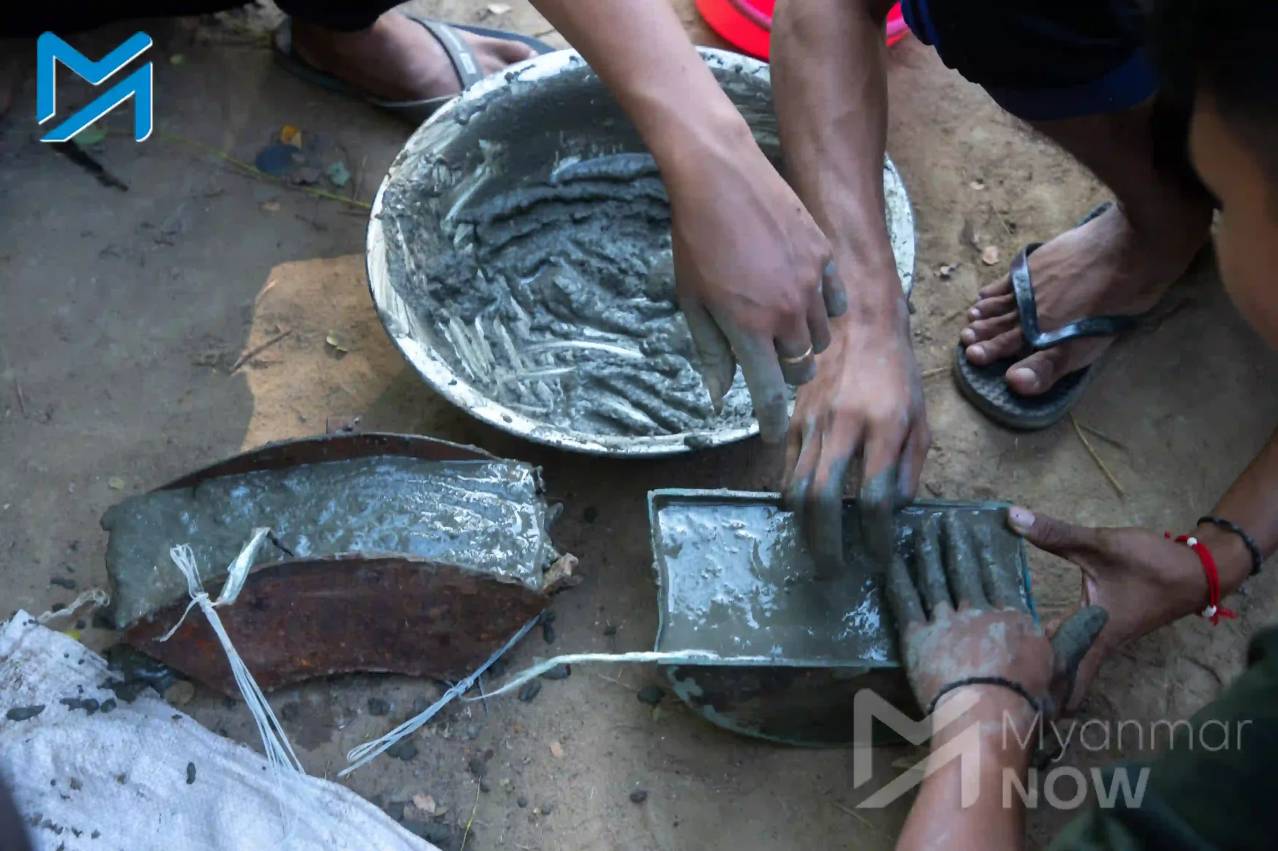 ၂၀၂၂ ခုနှစ် ဒီဇင်ဘာလက ခင်ဦးနယ် ဒေသခံကာကွယ်ရေးအဖွဲ့တစ်ဖွဲ့ လက်လုပ်မိုင်း ဆင်နေကြတဲ့မြင်ကွင်း။ (ဓာတ်ပုံ- မိုးဦး)
