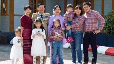နံပါတ်အဆန်းပါ ပတ်စ်ပို့များ ကိုင်ဆောင်ကြသည့် ဗိုလ်မင်းအောင်လှိုင်နှင့် မိသားစုဝင်များ။