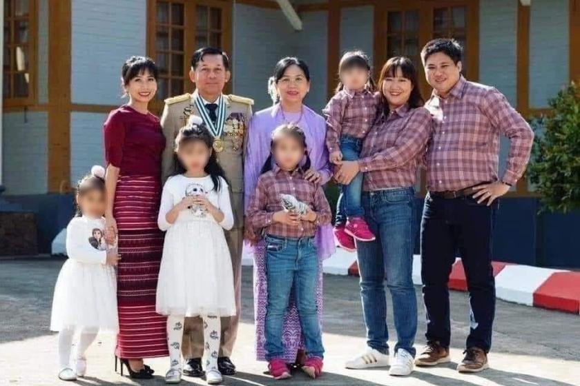 နံပါတ်အဆန်းပါ ပတ်စ်ပို့များ ကိုင်ဆောင်ကြသည့် ဗိုလ်မင်းအောင်လှိုင်နှင့် မိသားစုဝင်များ။