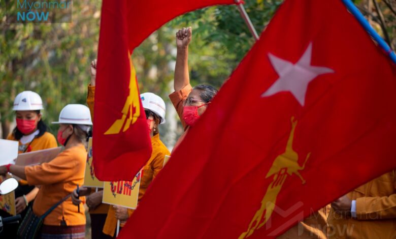 ၂၀၂၁ ခုနှစ် ဖေဖော်ဝါရီလ ၁၈ ရက်က မန္တလေးမြို့ လူထုသပိတ်လှုပ်ရှားမှုတွင် တွေ့ရသော NLD ပါတီဝင် အမျိုးသမီးများ။ (ဓာတ်ပုံ- Myanmar Now)