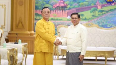 အာဏာသိမ်း စစ်ခေါင်းဆောင်နှင့်တွေ့ဆုံခဲ့သော မိုင်းလားအဖွဲ့ခေါင်းဆောင်  ဦးထိန်လင်း (ဝဲ) တို့ကို တွေ့ရစဉ်။ (ဓာတ်ပုံ- PPIB.Official)