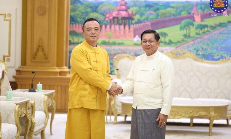 အာဏာသိမ်း စစ်ခေါင်းဆောင်နှင့်တွေ့ဆုံခဲ့သော မိုင်းလားအဖွဲ့ခေါင်းဆောင်  ဦးထိန်လင်း (ဝဲ) တို့ကို တွေ့ရစဉ်။ (ဓာတ်ပုံ- PPIB.Official)