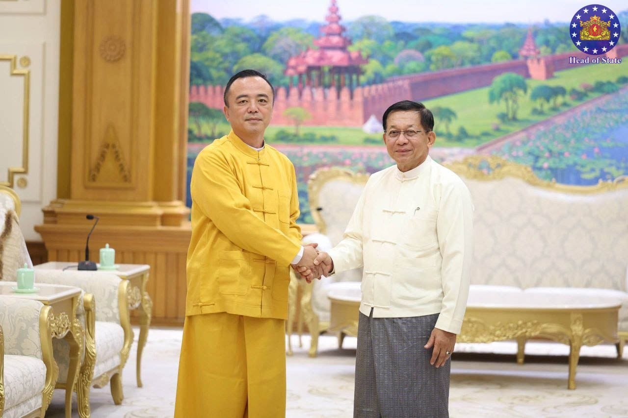 အာဏာသိမ်း စစ်ခေါင်းဆောင်နှင့်တွေ့ဆုံခဲ့သော မိုင်းလားအဖွဲ့ခေါင်းဆောင်  ဦးထိန်လင်း (ဝဲ) တို့ကို တွေ့ရစဉ်။ (ဓာတ်ပုံ- PPIB.Official)