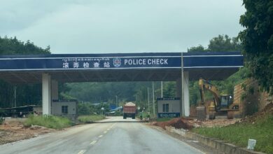 ၂၀၂၅ ခုနှစ် အောက်တိုဘာလက ချင်းရွှေဟော်- ကွမ်လုံလမ်းပိုင်းပေါ်မှ MNDAA စစ်ဆေးရေးဂိတ် တစ်ခု။ (ဓာတ်ပုံ- Myanmar Now)
