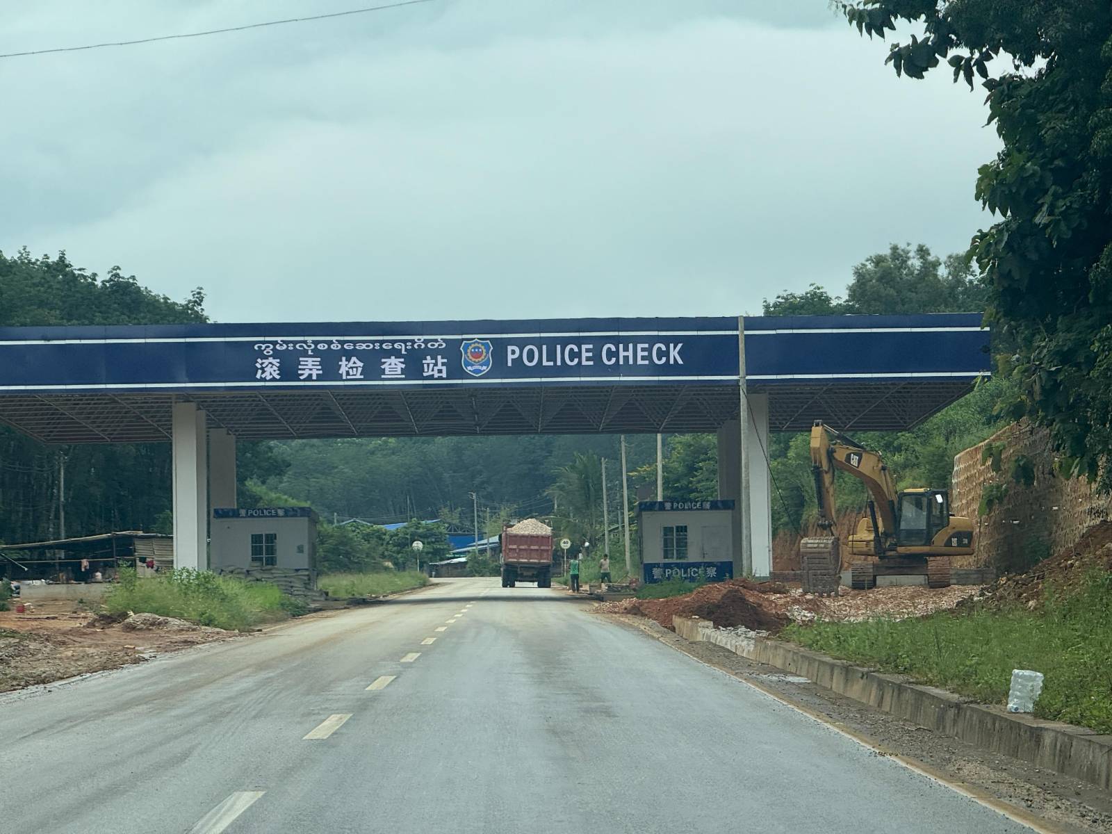 ၂၀၂၅ ခုနှစ် အောက်တိုဘာလက ချင်းရွှေဟော်- ကွမ်လုံလမ်းပိုင်းပေါ်မှ MNDAA စစ်ဆေးရေးဂိတ် တစ်ခု။ (ဓာတ်ပုံ- Myanmar Now)
