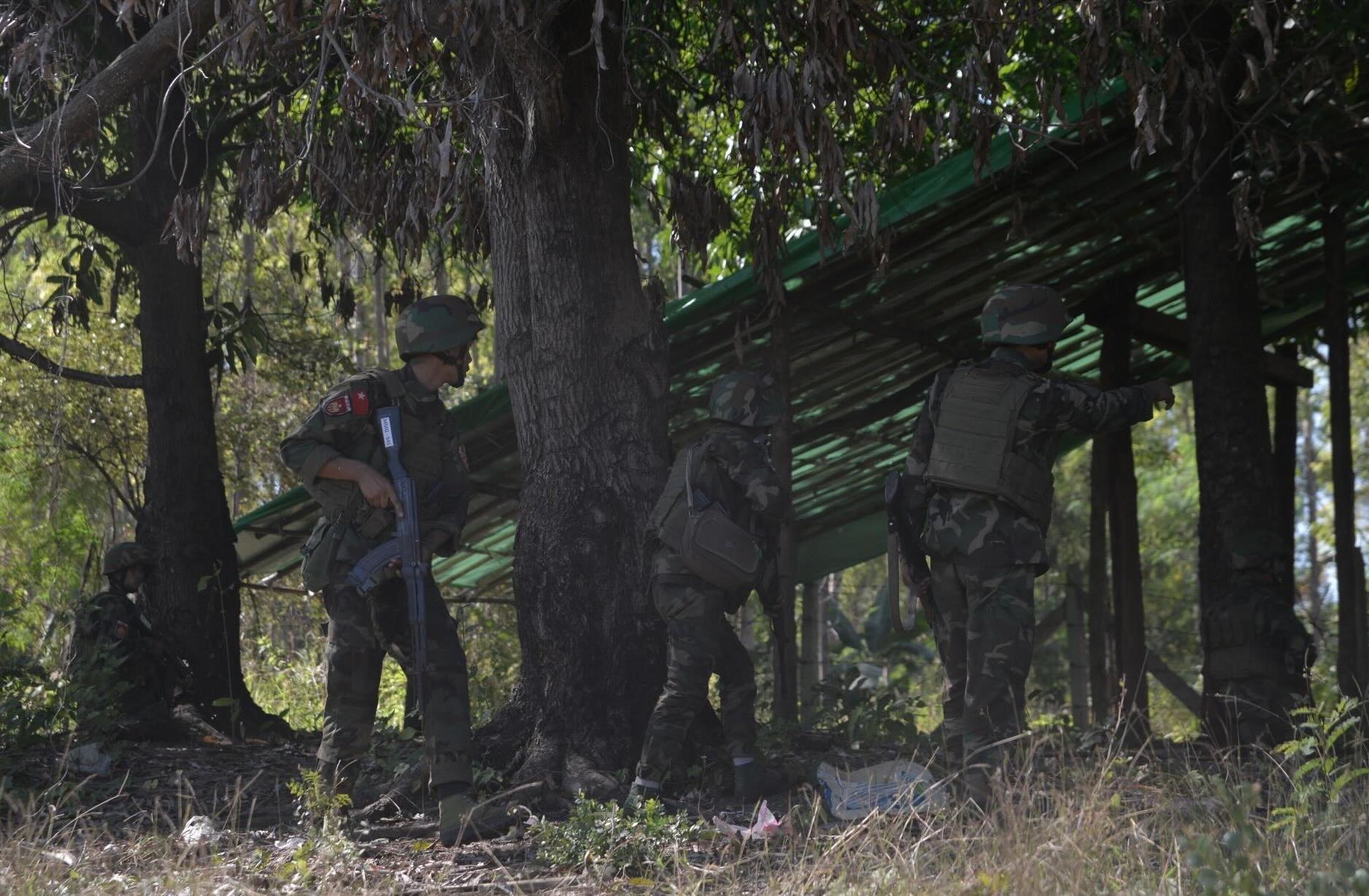 ၂၀၂၄ ခုနှစ် ဒီဇင်ဘာလအတွင်း မိုးကုတ်မြို့အနီးတွင် တွေ့ရသော တော်လှန်ရေးတပ်ဖွဲ့ဝင်များ။ (ဓာတ်ပုံ- မိုးကုတ်ဗျူဟာ)