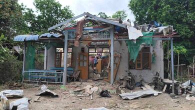 စက်တင်ဘာလ ၄ ရက် ဗုံးကြဲမှုအတွင်း ထိခိုက်ပျက်စီးသော မြစ်ခြေကျေးလက်မှ နေအိမ်တစ်လုံး။ (ဓာတ်ပုံ-ပေးပို့)