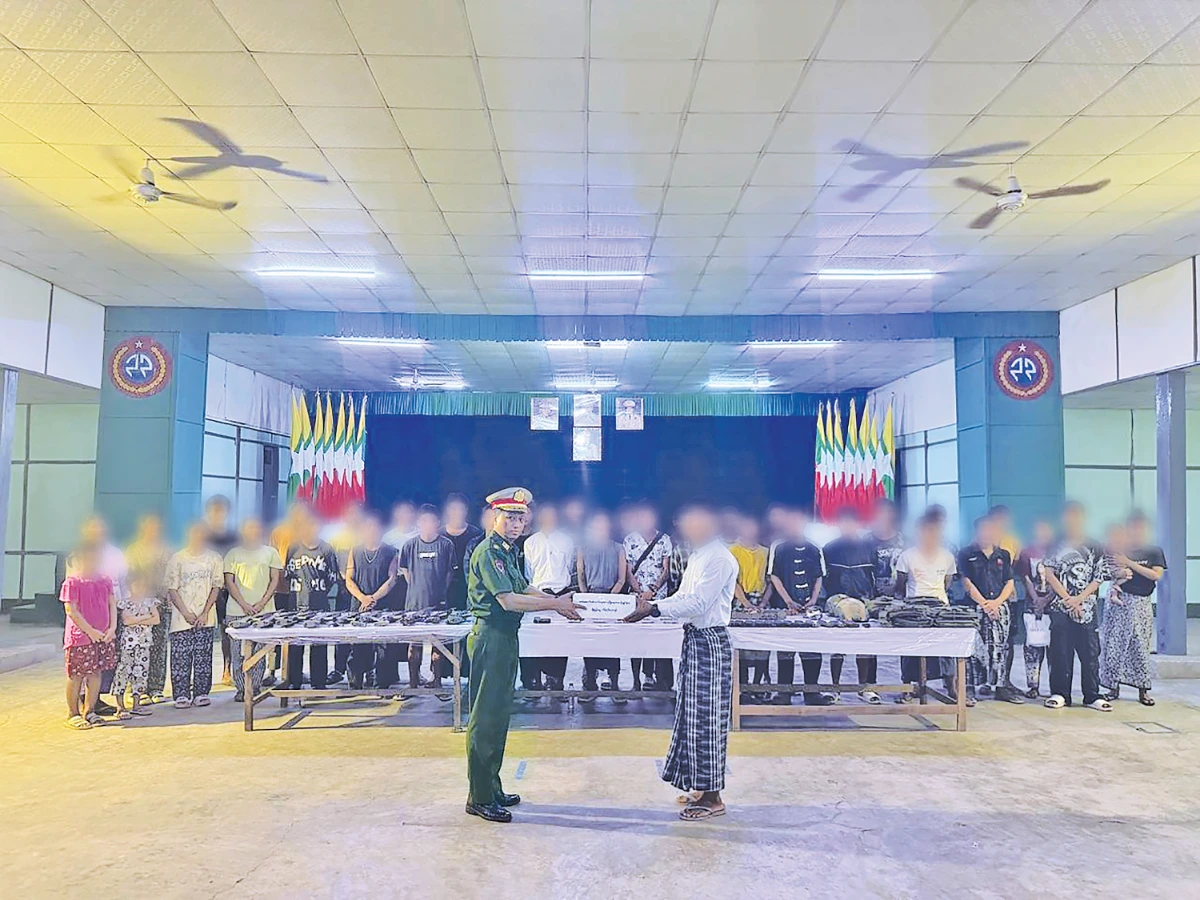 စစ်ကိုင်းမြို့နယ် ဆားတောင်နယ်မြေတွင်လှုပ်ရှားသည့် တော်လှန်ရေးတပ်ဖွဲ့ဝင် ၃၀ ကျော် စက်တင်ဘာလ ၂၂ ရက်က လက်နက်ချခဲ့ကြောင်း စစ်တပ်က ထုတ်ပြန်ထားစဉ်။ (ဓာတ်ပုံ - CINCDS) 