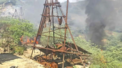 ပခုက္ကူမြို့နယ် ရေနံချပ်ကျေးရွာအနီး ရေနံတွင်းများကို စစ်တပ်က မီးရှို့ခဲ့စဉ်။ (ဓာတ်ပုံ-CINCDS) 