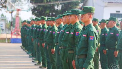 ယခုနှစ် ဧပြီလအတွင်း အထူးဒေသ (၁) အုပ်ချုပ်မှုဆိုင်ရာစီမံခန့်ခွဲမှုသင်တန်း အပတ်စဉ် (၅) အခမ်းအနား တက်ရောက်လာသော MNDAA တပ်ဖွဲ့ဝင်များ။ (ဓာတ်ပုံ-The Kokang) 