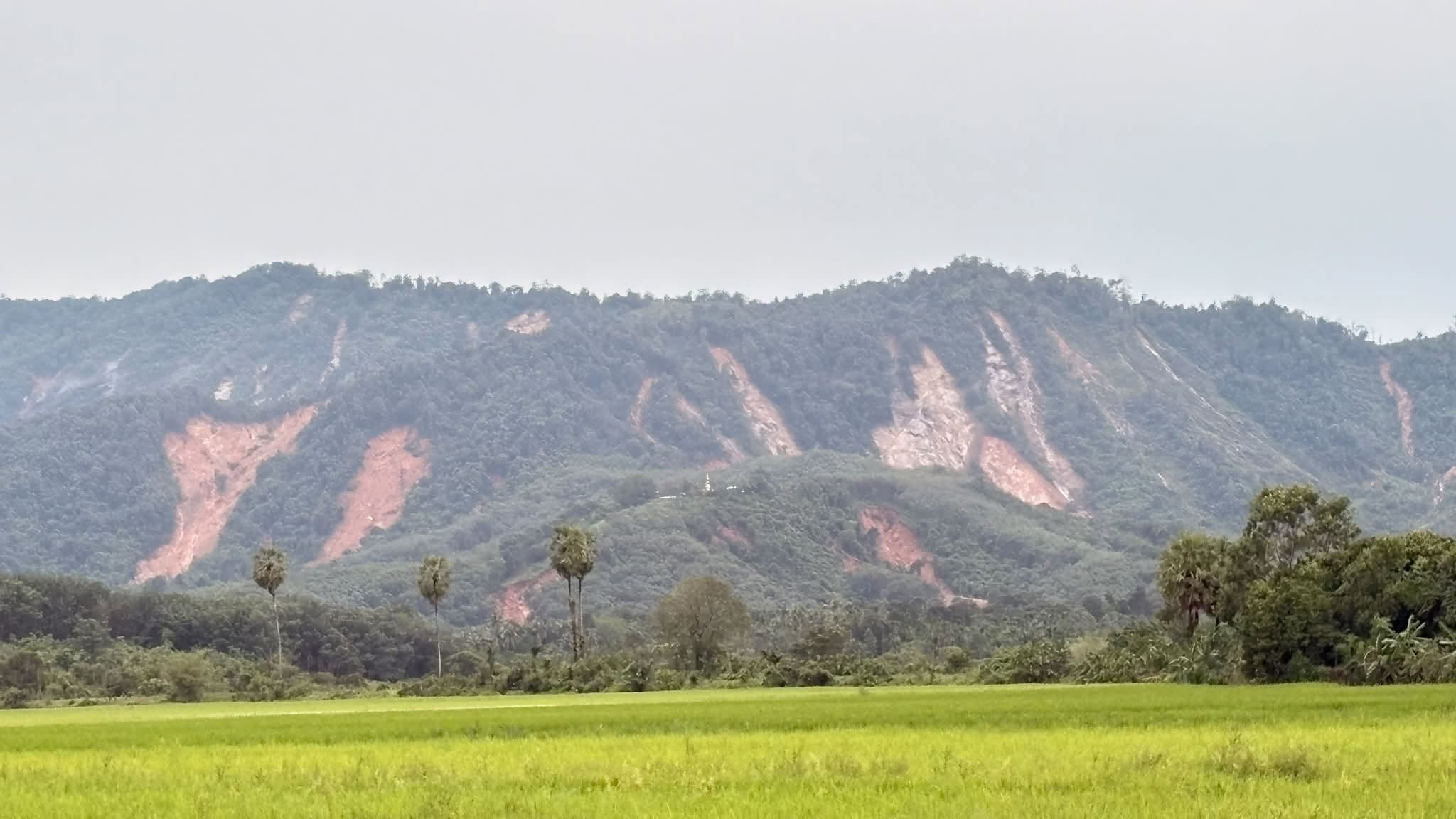 လောင်းလုံးတောင်ပြိုမှုကို ယနေ့ တွေ့ရစဉ်။ (ဓာတ်ပုံ-Aung Myo Myint Facebook)