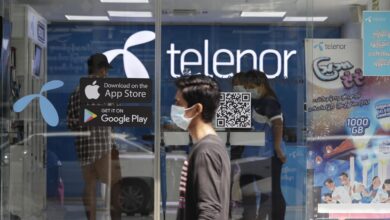 ရန်ကုန်မြို့၊ တယ်လီနော(Telenor)အရောင်းဆိုင်တစ်ခုအား ၂၀၂၁ ခုနှစ် ဖေဖော်ဝါရီလ ၄ ရက်နေ့က တွေ့ရပုံ ။ (ဓာတ်ပုံ- EPA)