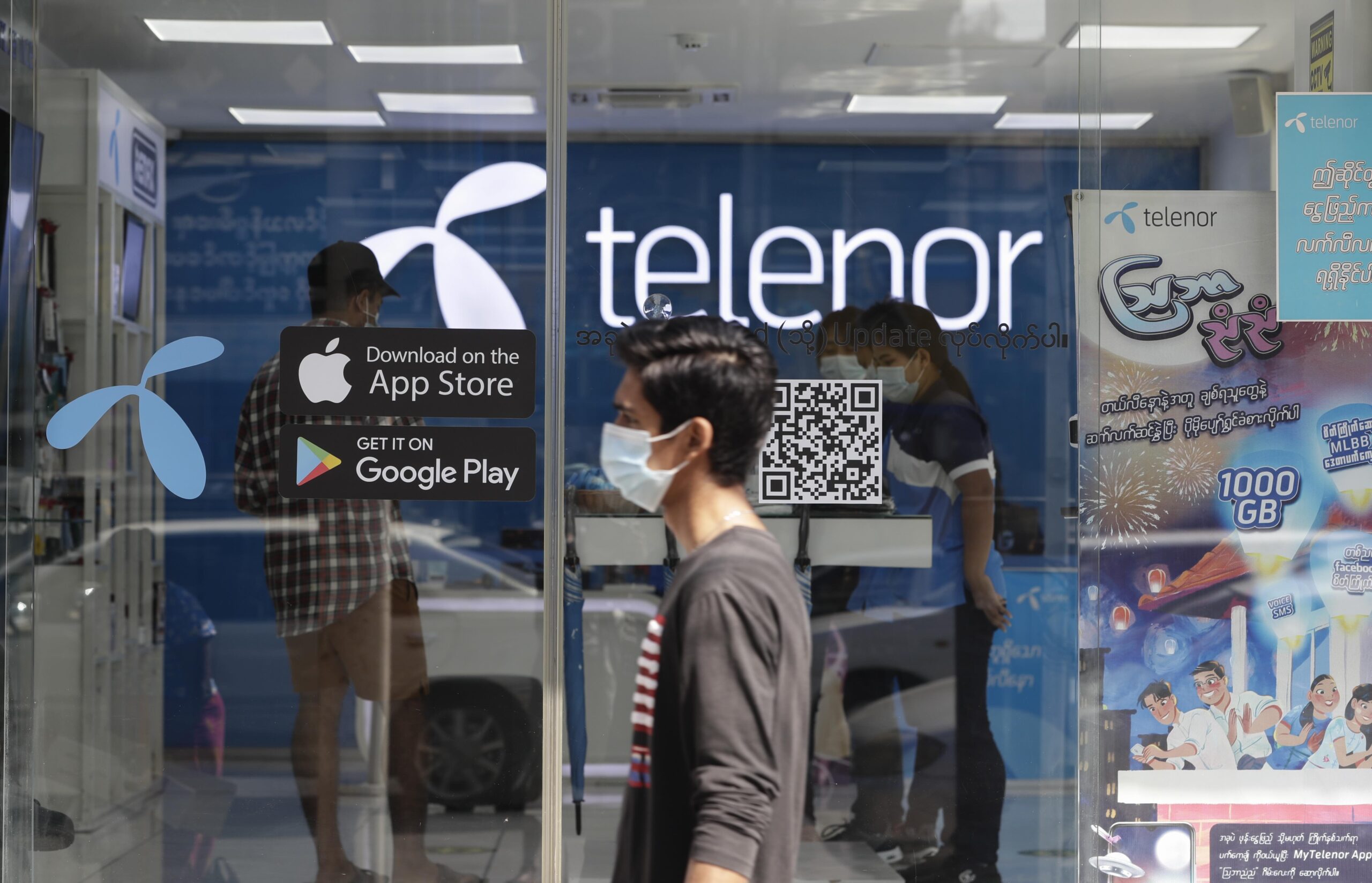 ရန်ကုန်မြို့၊ တယ်လီနော(Telenor)အရောင်းဆိုင်တစ်ခုအား ၂၀၂၁ ခုနှစ် ဖေဖော်ဝါရီလ ၄ ရက်နေ့က တွေ့ရပုံ ။ (ဓာတ်ပုံ- EPA)