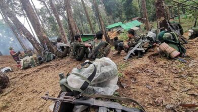 ကချင်ပြည်နယ်အတွင်း လှုပ်ရှားနေသည့် တော်လှန်ရေးတပ်ဖွဲ့အဝင်အချို့ကို ၂၀၂၅ ခုနှစ် မေလအတွင်း တွေ့ရစဉ်။ (ဓာတ်ပုံ- Sirinda)