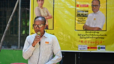 ၂၀၂၅ ခုနှစ် ဒီဇင်ဘာလ ၁၄ ရက်က ကော့မှူးမြို့နယ် မဲဆွယ်ပွဲတခုတွင် ဟောပြောနေသည့် ဦးမာကီ။ (ဓာတ်ပုံ - AFP)