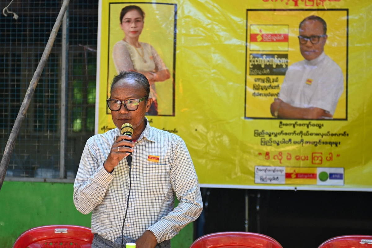 ၂၀၂၅ ခုနှစ် ဒီဇင်ဘာလ ၁၄ ရက်က ကော့မှူးမြို့နယ် မဲဆွယ်ပွဲတခုတွင် ဟောပြောနေသည့် ဦးမာကီ။ (ဓာတ်ပုံ - AFP)