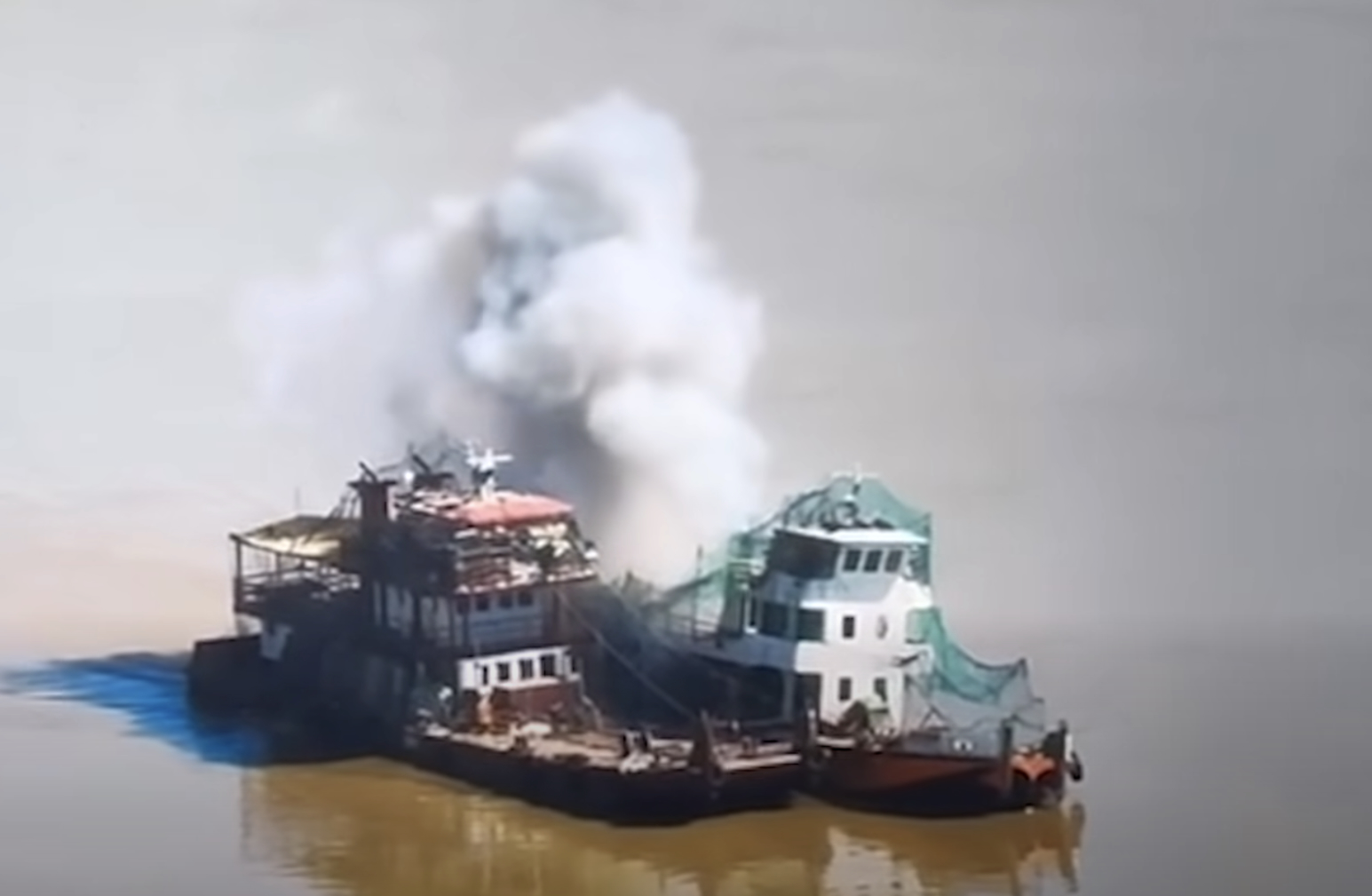 ၂၀၂၆ ခုနှစ် စက်တင်ဘာလက ဧရာဝတီမြစ်အတွင်း စစ်တပ်၏ သင်္ဘောနှစ်စီး အသေခံဒရုန်းဖြင့် တိုက်ခိုက်ခံရသည့် ရုပ်သံမှတ်တမ်းမြင်ကွင်း။ (ဓာတ်ပုံ - Screen Grab)