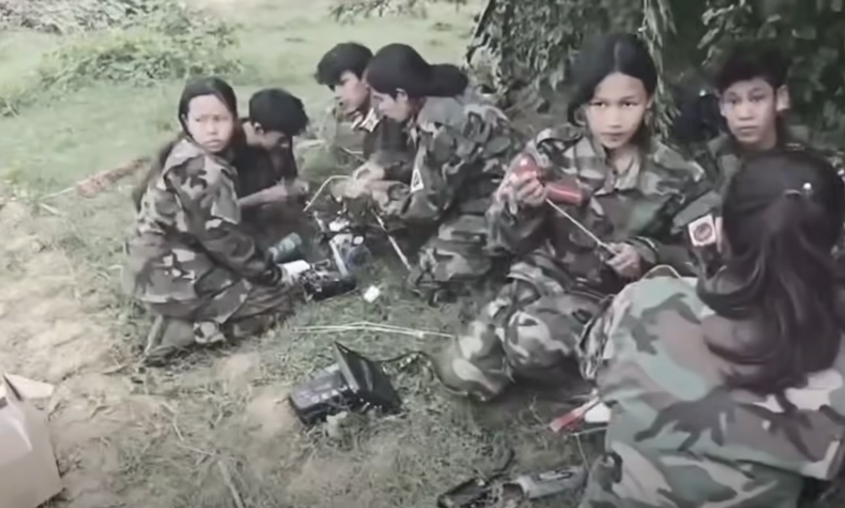 ၂၀၂၆ ခုနှစ် စက်တင်ဘာလ ၁၀ ရက်က မန္တလေးတိုင်း တံတားဦးမြို့နယ် လေတပ်စခန်းကို ဒရုန်းများဖြင့် တိုက်ခိုက်ရန် ပြင်ဆင်နေကြစဉ်။ (ဓာတ်ပုံ- Screen Grab)