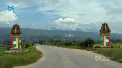 ယမန်နှစ်ကုန်ပိုင်းက တွေ့ရသော သိန္နီမြို့အဝင်လမ်းကို တွေ့ရစဉ်။ (ဓာတ်ပုံ-Myanmar Now)