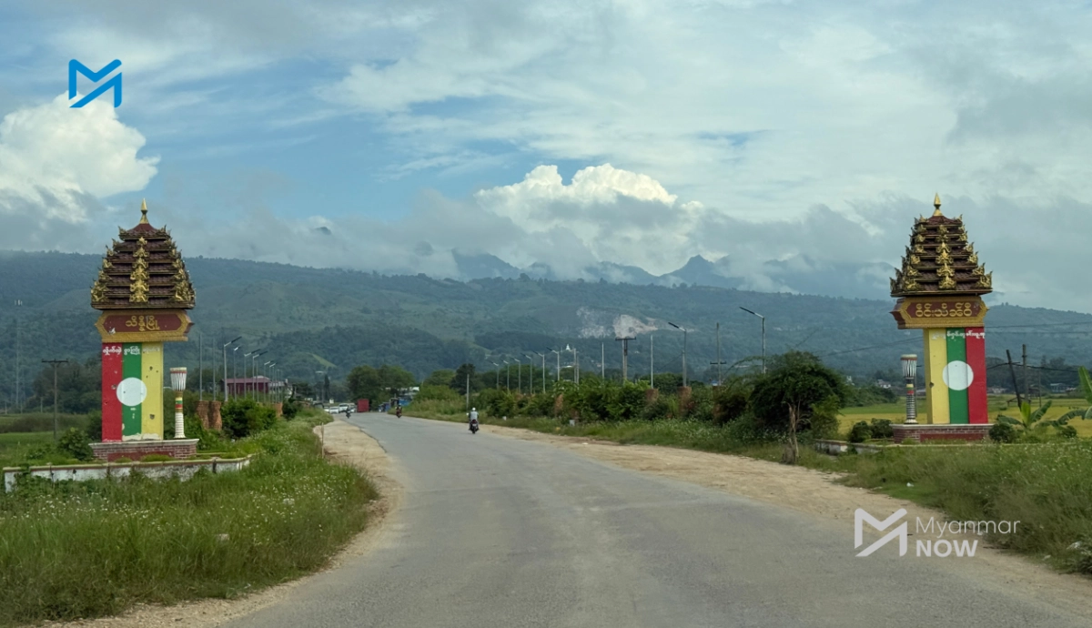 ယမန်နှစ်ကုန်ပိုင်းက တွေ့ရသော သိန္နီမြို့အဝင်လမ်းကို တွေ့ရစဉ်။ (ဓာတ်ပုံ-Myanmar Now)