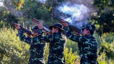 ကရင်ပြည်နယ်အခြေစိုက် PDF တပ်ခွဲ ၁၀၁ မှ ကျဆုံးသွားသည့် တပ်ဖွဲ့ဝင်အချို့ ၏ နာရေးအခမ်းအနားကို ၂၀၂၁ ခုနှစ် နိုဝင်ဘာလအတွင်းကပြုလုပ်စဉ်။(ဓာတ်ပုံ- Getty Images)