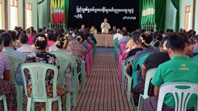 စစ်တပ်က အဓမ္မပြဋ္ဌာန်းခဲ့သည့် “ပြည်သူ့စစ်မှုထမ်းဥပဒေဆိုင်ရာ အသိပညာပေးဆွေးနွေးပွဲ” တခုကို၂၀၂၅ ခုနှစ်အတွင်း ရေဦးမြို့တွင် ကျင်းပခဲ့စဉ်။ (ဓာတ်ပုံ - စစ်တပ်ထိန်းချုပ်မီဒီယာ/ပြန်ဆက်-စစ်ကိုင်း)