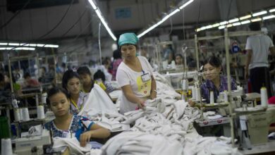 ရန်ကုန်မြို့ ရွှေပြည်သာစက်မှုဇုန် အထည်ချုပ်စက်ရုံတစ်ခုမှ အလုပ်သမားများကို ၂၀၁၅ ခုနှစ် စက်တင်ဘာလက တွေ့ရစဉ်။ (ဓာတ်ပုံ- AFP)