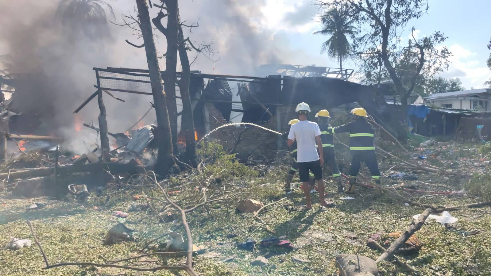 စစ်တပ်ဗုံးကြဲအပြီးထိခိုက်မှုများ (ဓာတ်ပုံ - ညီထွေး)