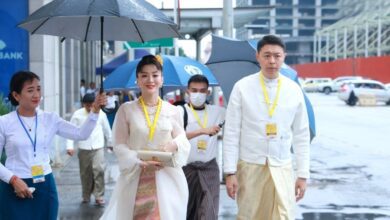 စစ်အုပ်စုနှင့်ဆက်နွှယ်မှုရှိသည့် ခရိုနီလက်သစ် ဦးနိုင်ဖြိုးကျော်နှင့် ဇနီးဖြစ်သူ သရုပ်ဆောင် ဝတ်မှုံရွှေရည်တို့ကို ရန်ကုန်မြို့ ဝဇီရာရုံရှင်ရုံအဆင့်မြင့်တင်ဖွင့်လှစ်ပွဲတွင် တွေ့ရစဉ်။ (ဓာတ်ပုံ- စစ်တပ်ဝါဒဖြန့်မီဒီယာ)