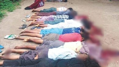 မလှိုင်မြို့နယ် ထမ္မကြီးကျေးရွာတွင်  ပစ်ခတ်သတ်ဖြတ်ခံထားရသော ရုပ်အလောင်းများ။ (ဓာတ်ပုံ- စစ်တပ်ပြန်ကြားရေး)