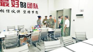 ၂၀၂၅ ခုနှစ် နိုဝင်ဘာလ ၁၈ ရက်က ကရင်ပြည်နယ် မြဝတီမြို့နယ်ရှိ KK Park အွန်လိုင်းလိမ်လည်မှုစင်တာတစ်ခု ဖြိုခွင်းအပြီး တွေ့ရသော စစ်တပ်တာဝန်ရှိသူများနှင့် ကရင်နယ်ခြားစောင့်တပ် (BGF) တပ်ဖွဲ့ဝင်များကို တွေ့ရစဉ်။ (ဓာတ်ပုံ- စစ်တပ်ထိန်းချုပ် MOI)