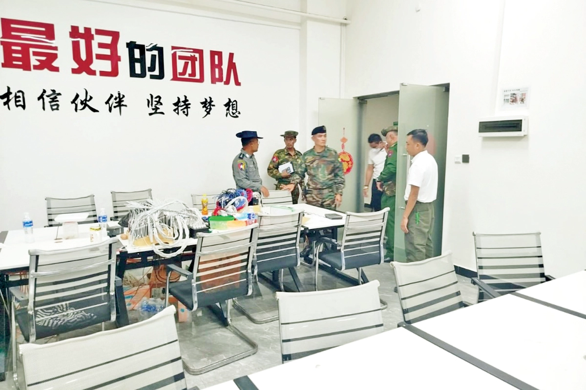 ၂၀၂၅ ခုနှစ် နိုဝင်ဘာလ ၁၈ ရက်က ကရင်ပြည်နယ် မြဝတီမြို့နယ်ရှိ KK Park အွန်လိုင်းလိမ်လည်မှုစင်တာတစ်ခု ဖြိုခွင်းအပြီး တွေ့ရသော စစ်တပ်တာဝန်ရှိသူများနှင့် ကရင်နယ်ခြားစောင့်တပ် (BGF) တပ်ဖွဲ့ဝင်များကို တွေ့ရစဉ်။ (ဓာတ်ပုံ- စစ်တပ်ထိန်းချုပ် MOI)